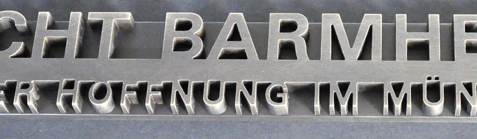 Detailaufnahme Schriftzug aus Bronze gefräst