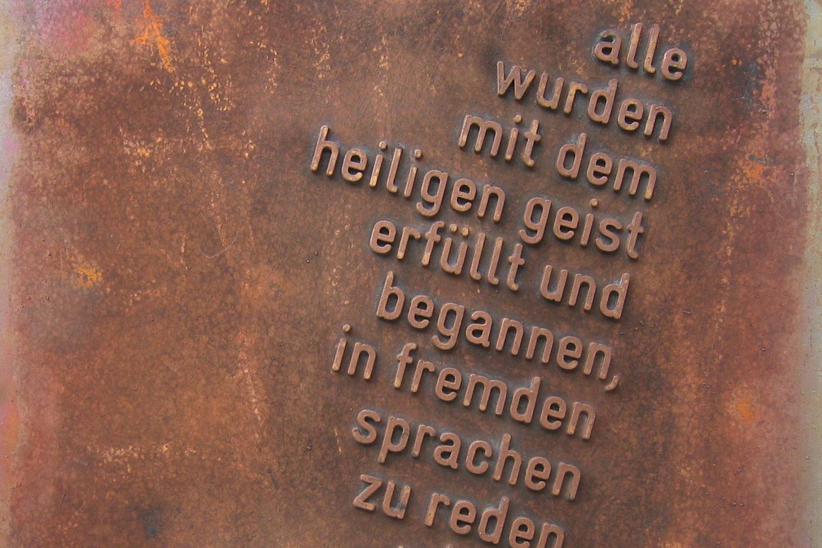 Detailansicht der Bronzeplatte mit Schrift aus Sandguss