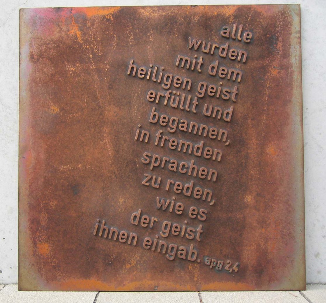 Vollständige Bronzeplatte mit Schrift aus Sandguss für Dominikuszentrum Milbertshofen