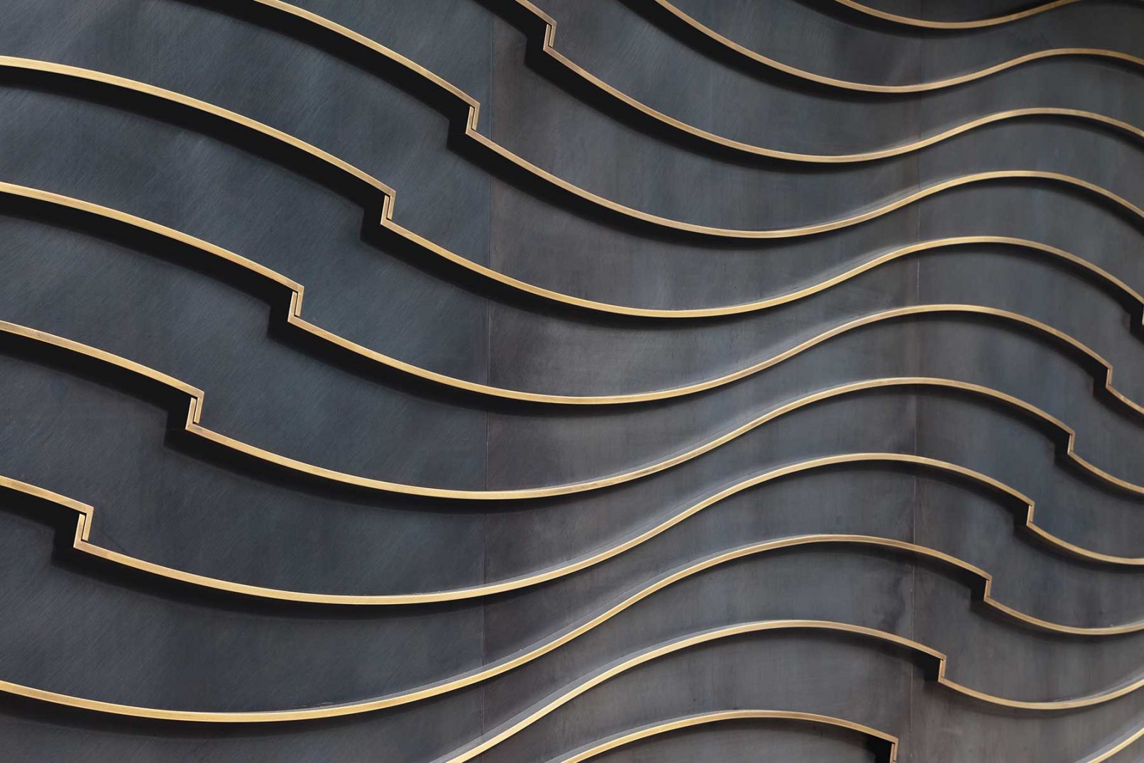 Detail des Schiebetor Waves mit aufgesetzten Bronzeapplikationen in Wellenform