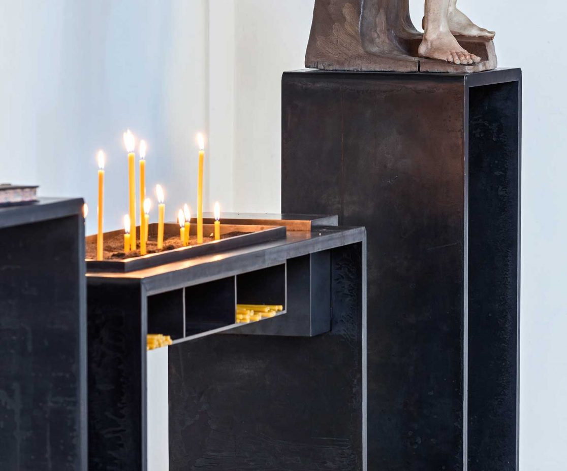 Detail Opferkerzenbank mit Kerzenablage aus Stahl geschmiedet