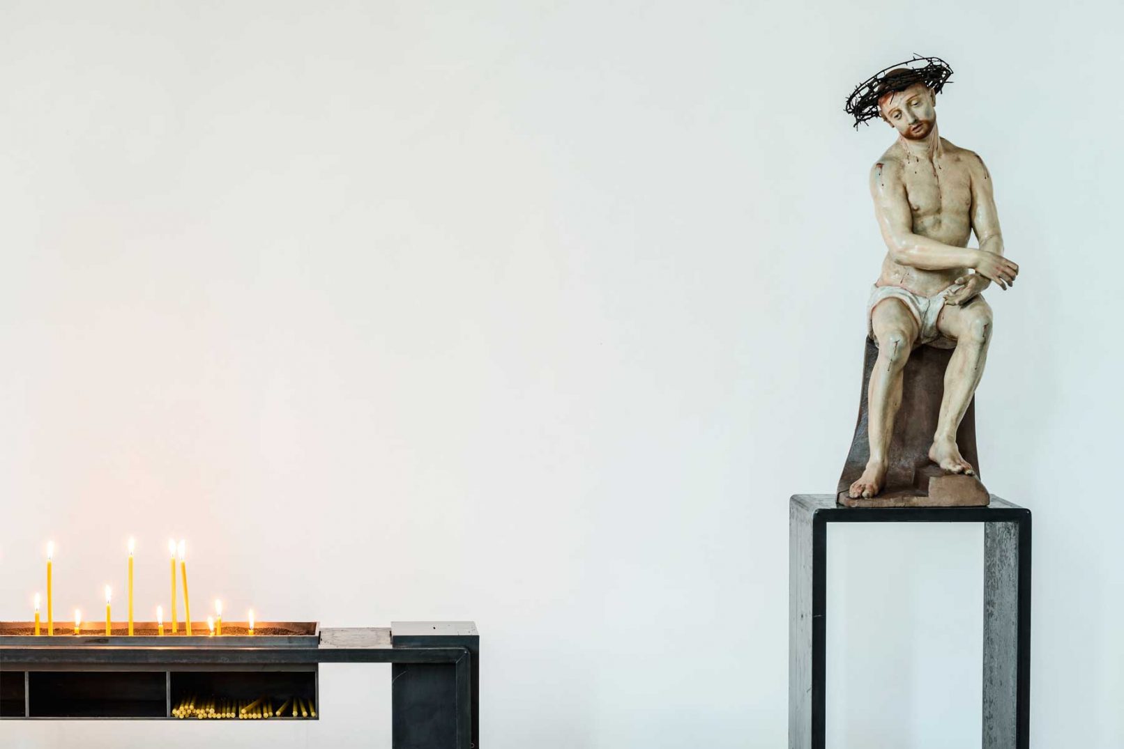 Opferkerzenbank aus Stahl geschmiedet mit Christusfigur in St. Johann, Eching
