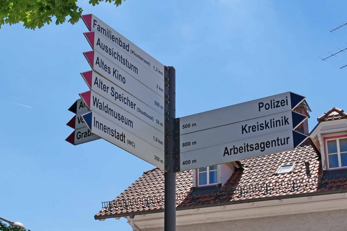 Schilder des Wegweisersystem Ebersberg