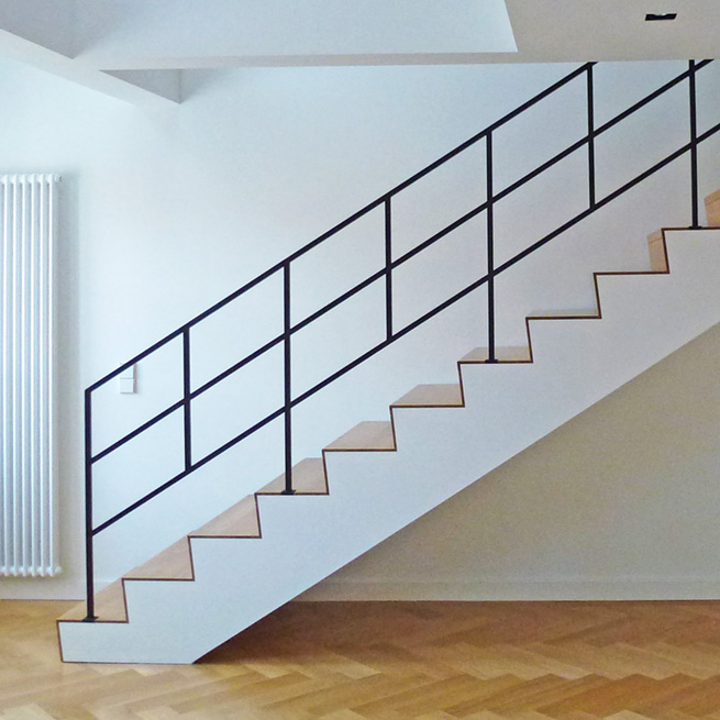 Geometrisches Treppengeländer aus Eisen - Vorschau