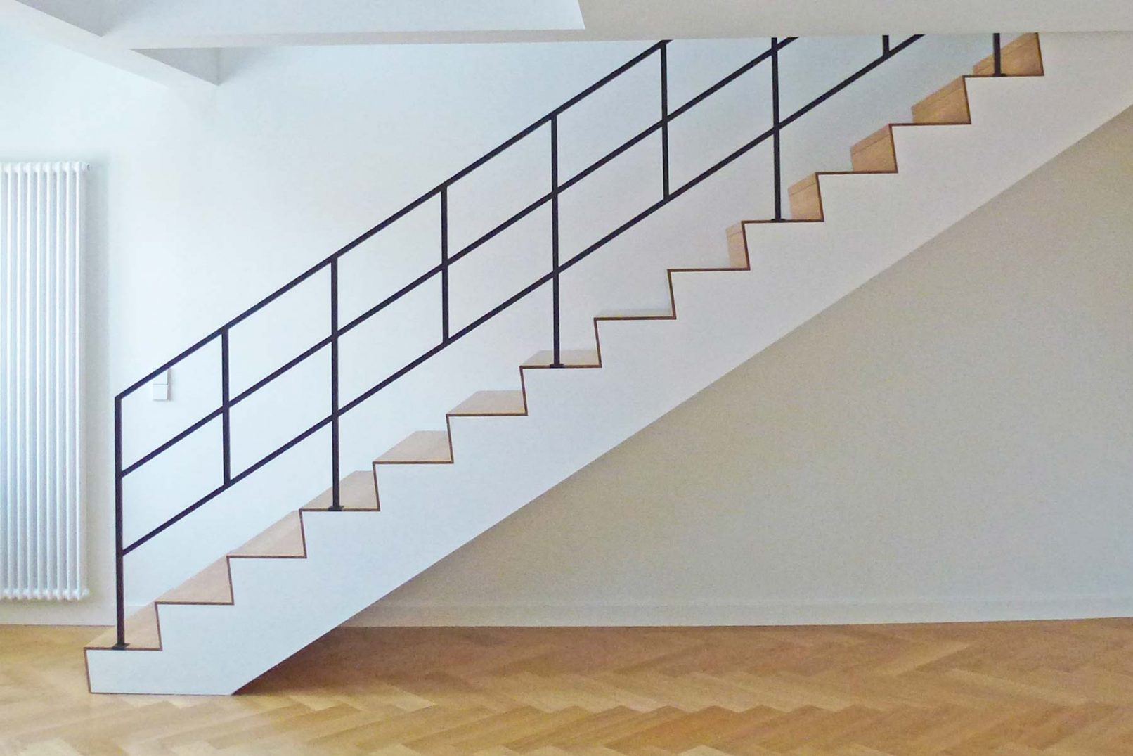 Geometrisches Treppengeländer aus Eisen in Wohnbereich