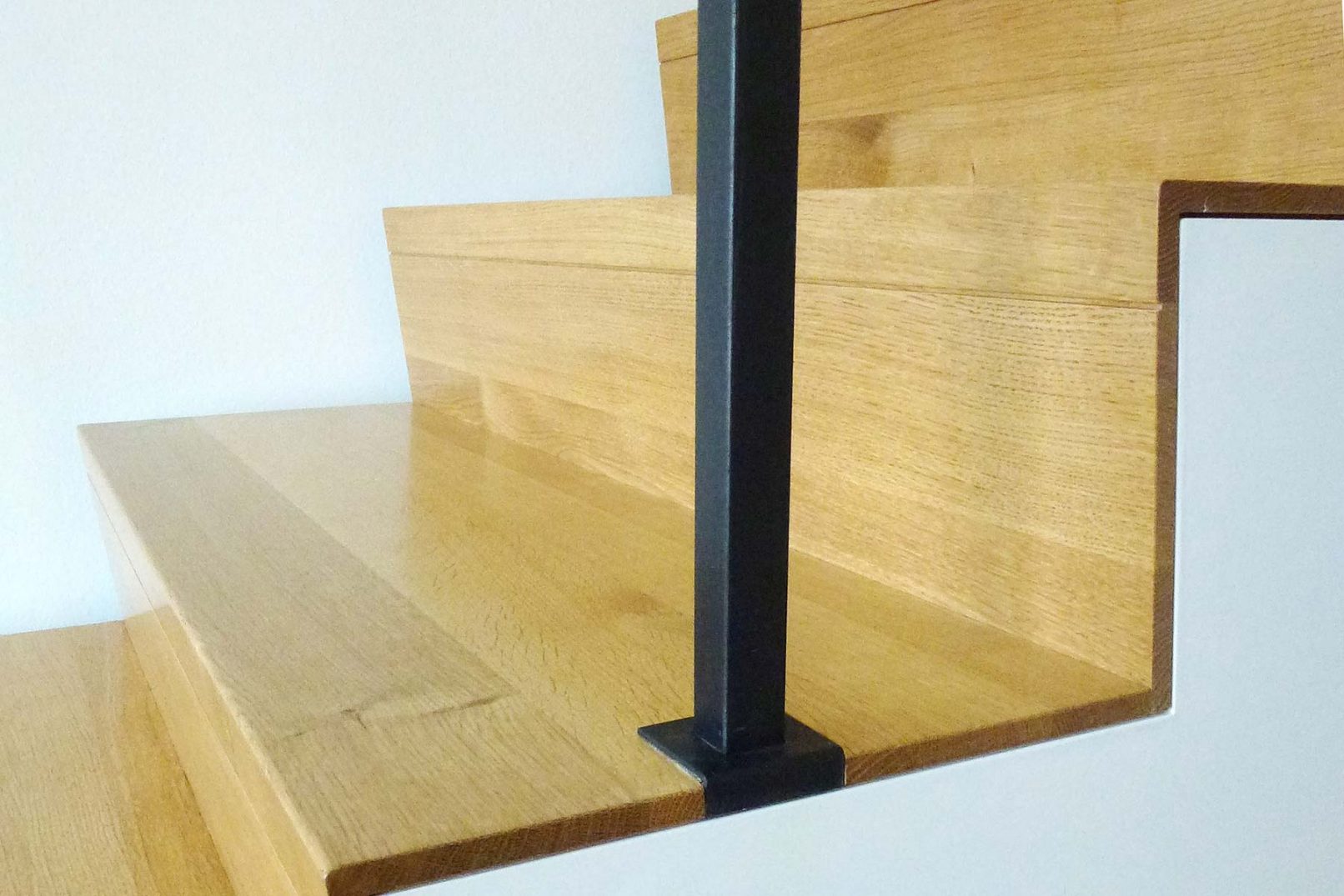 Anschluss der Vierkantprofile auf Holztreppe