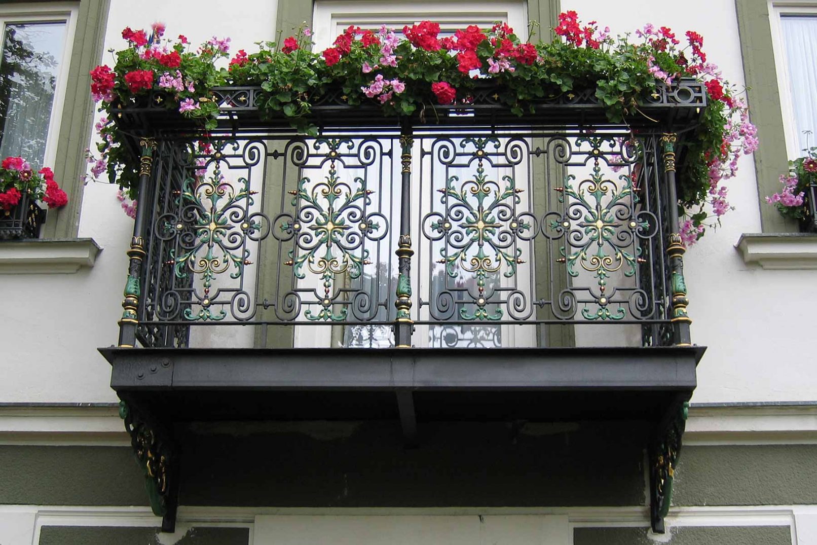 Restaurierung gusseiserner Balkon in Perlach, München - Vorderansicht