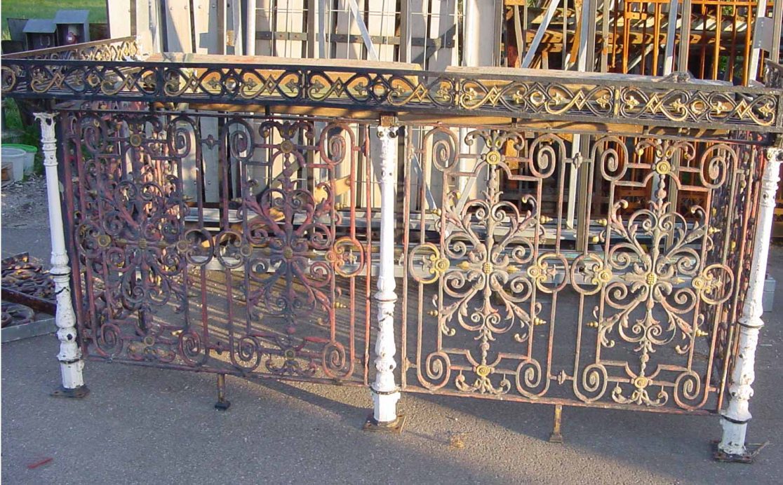 Zustand vor der Restaurierung gusseiserner Balkon