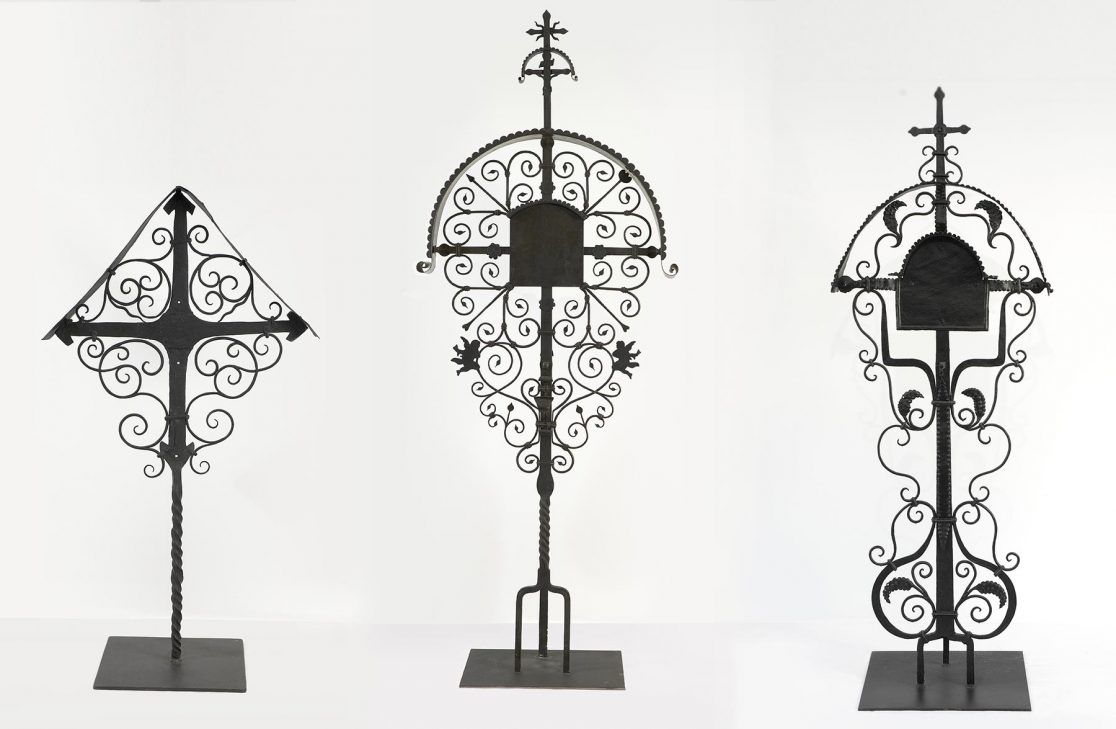 Auswahl an geschmiedeten Grabkreuzen der Kunstschmiede Bergmeister