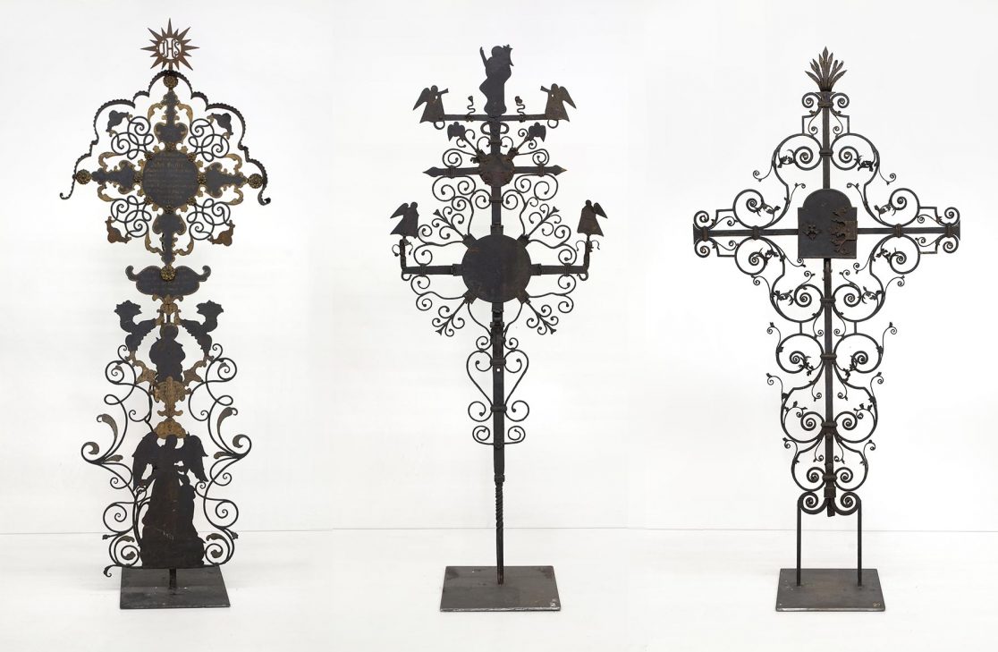 Reich ornamentierte Grabkreuze aus dem Grabkreuzmuseum der Kunstschmiede Bergmeister
