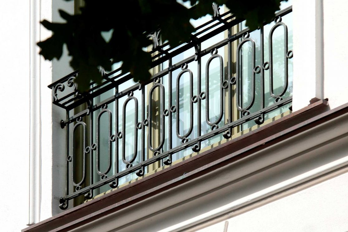 Nachbau historischer Balkone in französischem Stil - Geländer für bodentiefes Fenster