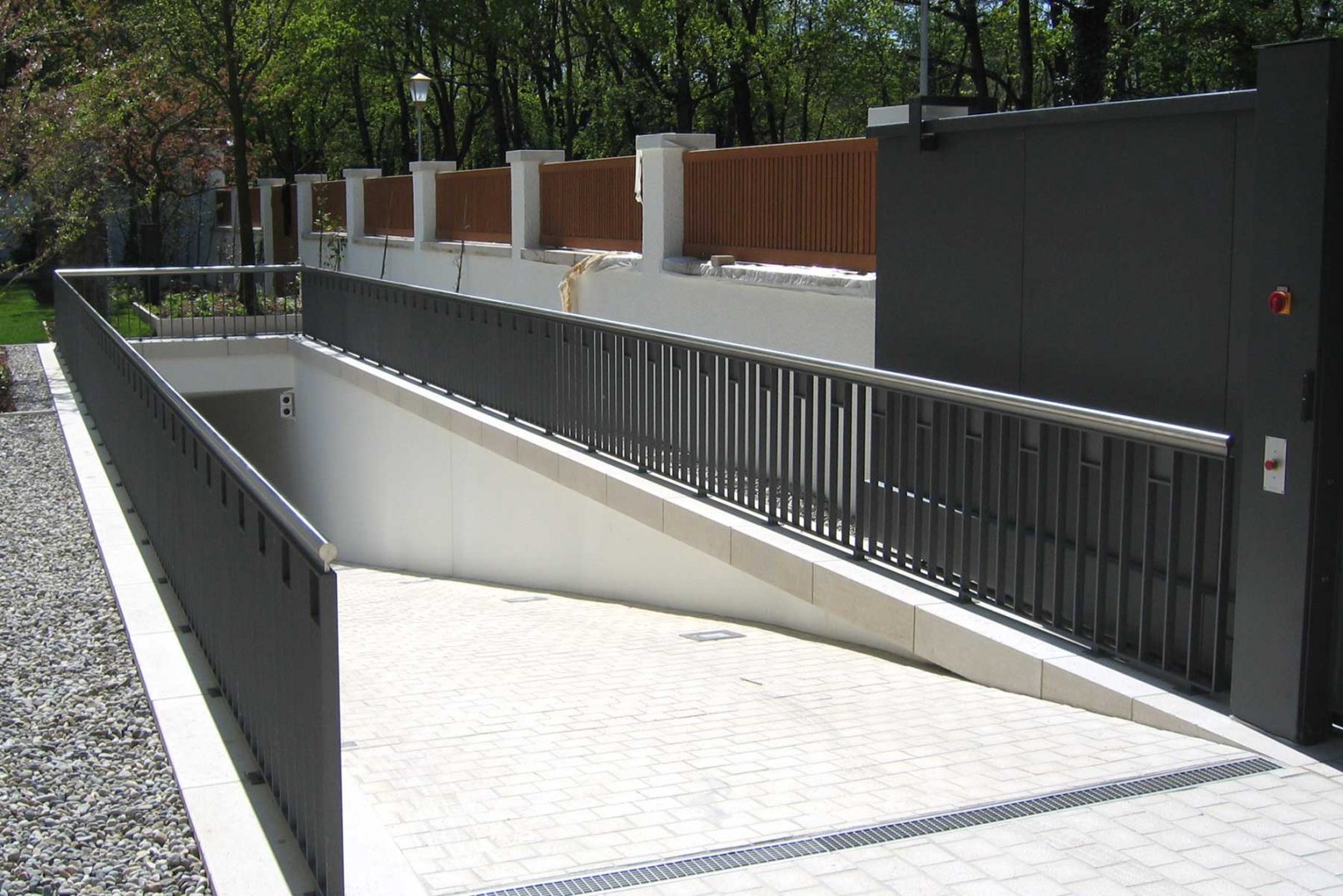 Zaunanlage der Garagenausfahrt