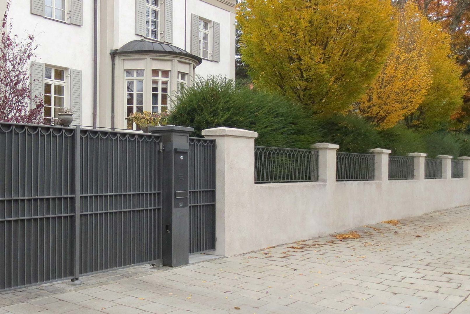 Toranlage mit Blick auf den historischen Zaun