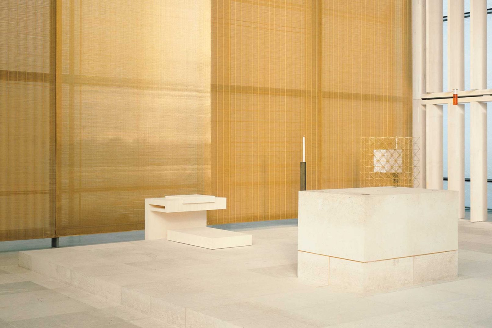 Blick auf den Altar in der Kirche Herz Jesu München