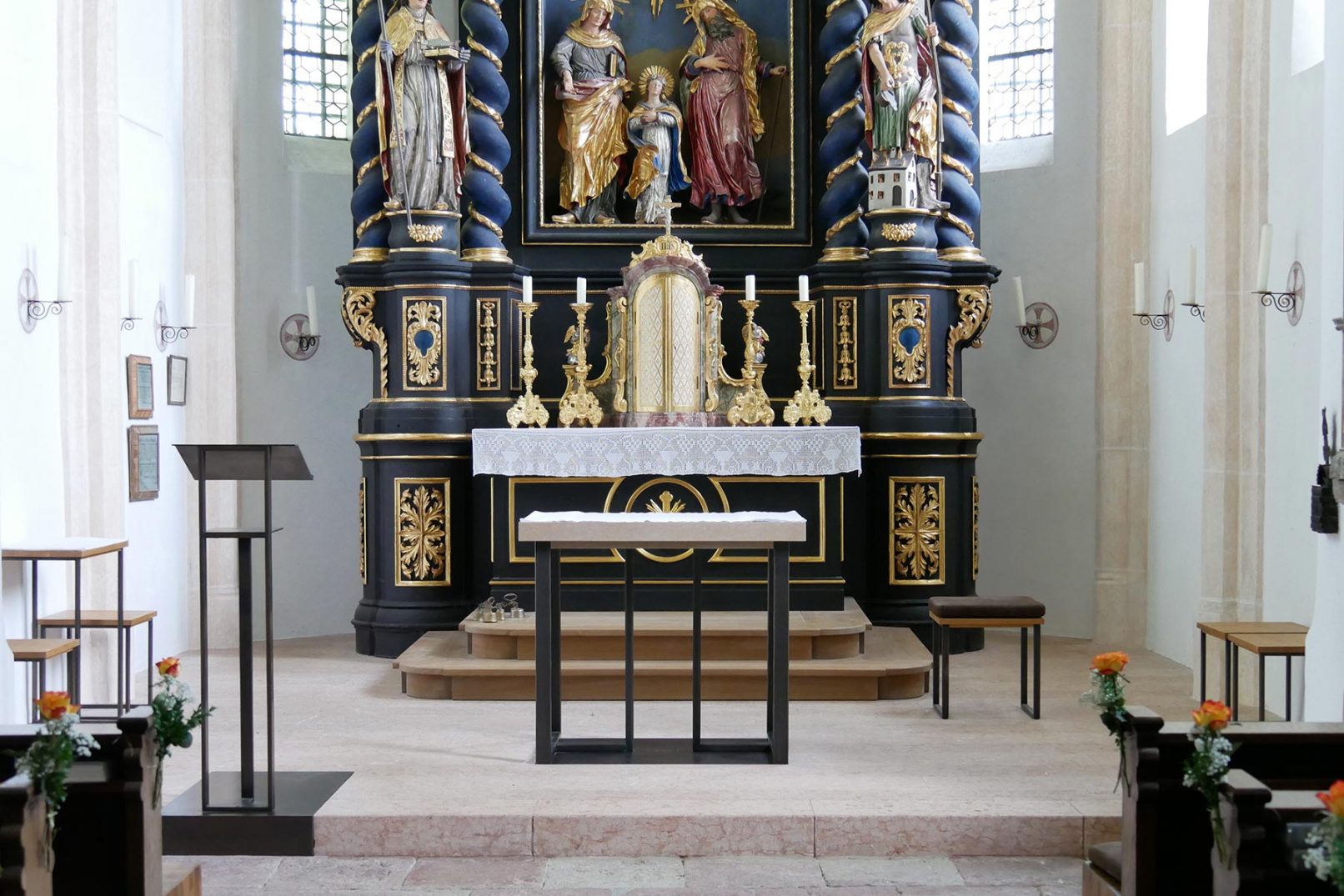 Neugestaltung Altarraum St. Vitus und Anna mit Altar, Ambo, Kerzenleuchter, Sedilien und Kredenztisch.