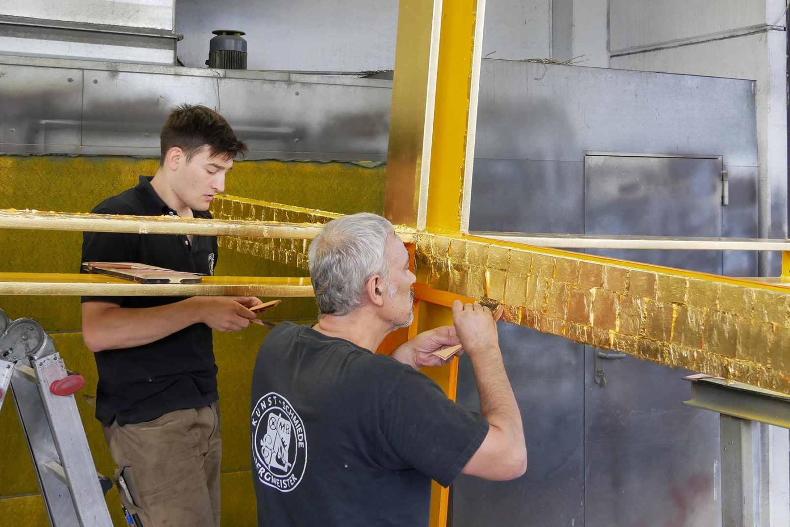 Vergoldung des Turmkreuzes aus Stahl in der Kunstschmiede Bergmeister