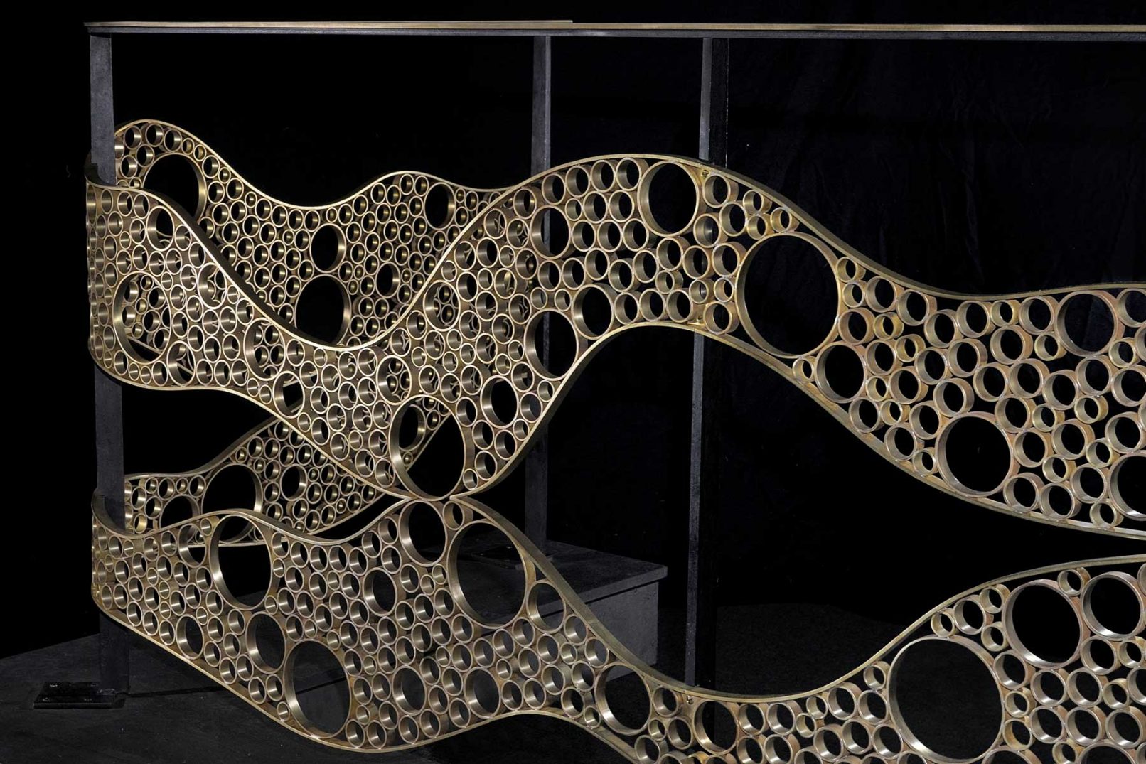 Brüstungsgeländer aus Messing in Wellenform aus Kreisen