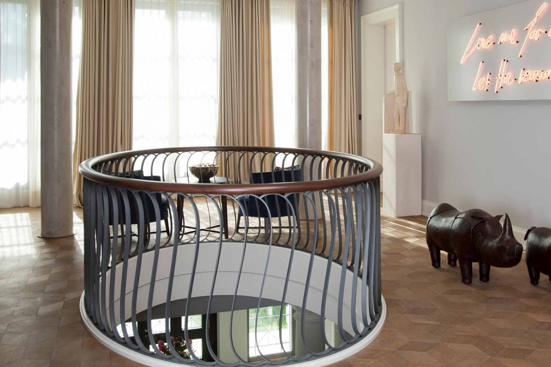 Ovales Geländer mit S-Stäben geschmiedet