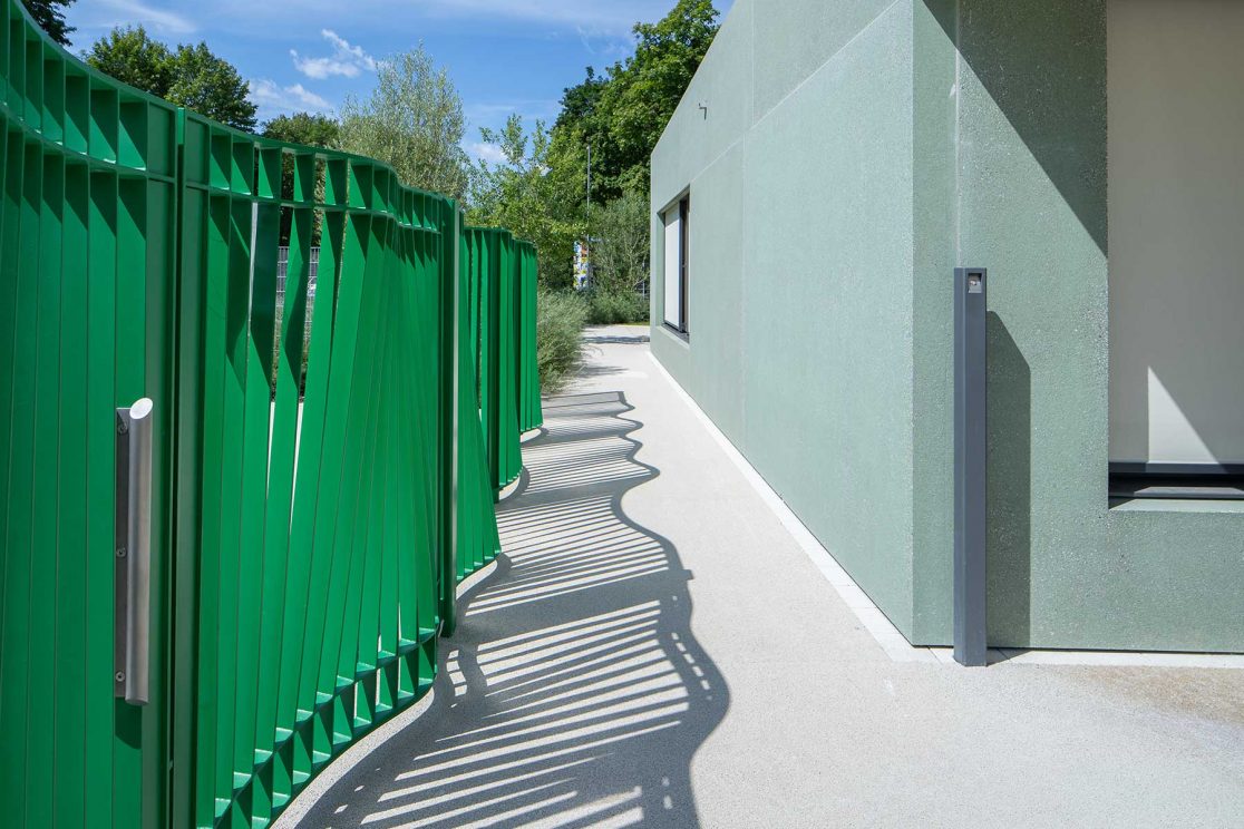 Skulpturaler Zaun vor dem Gebäude