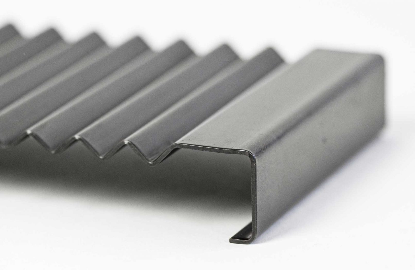 Detail der Bleistiftablage aus Bronze geschmiedet