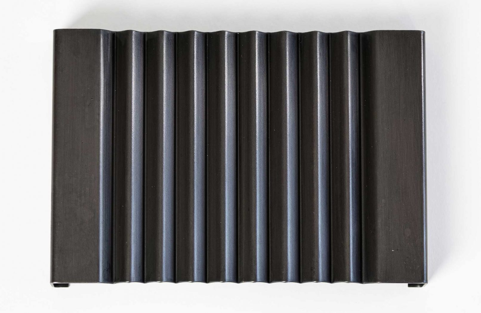 Sicht von oben auf die Bleistiftablage aus Bronze, gechmiedet unddunkel patiniert