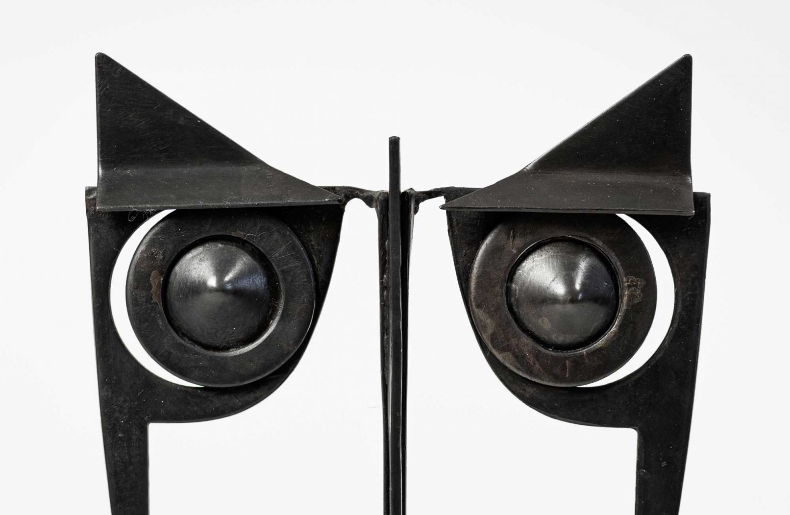 Detail der Buchstütze Eule aus Bronze geschmiedet