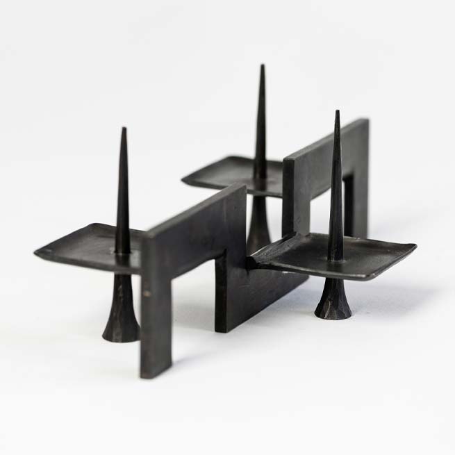 Geometrischer dreiarmiger Kerzenleuchter aus Bronze