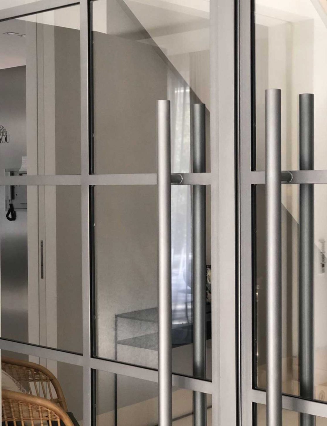 Detailansicht Türgriff der verglasten Stahltüre