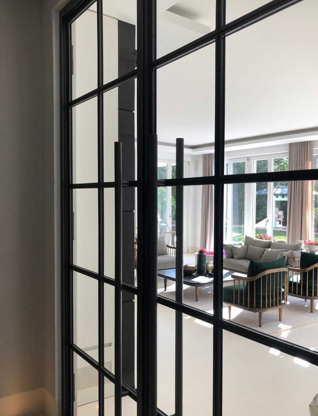 Blick aus dem Flur auf die verglaste Stahltüre im Industrial Look