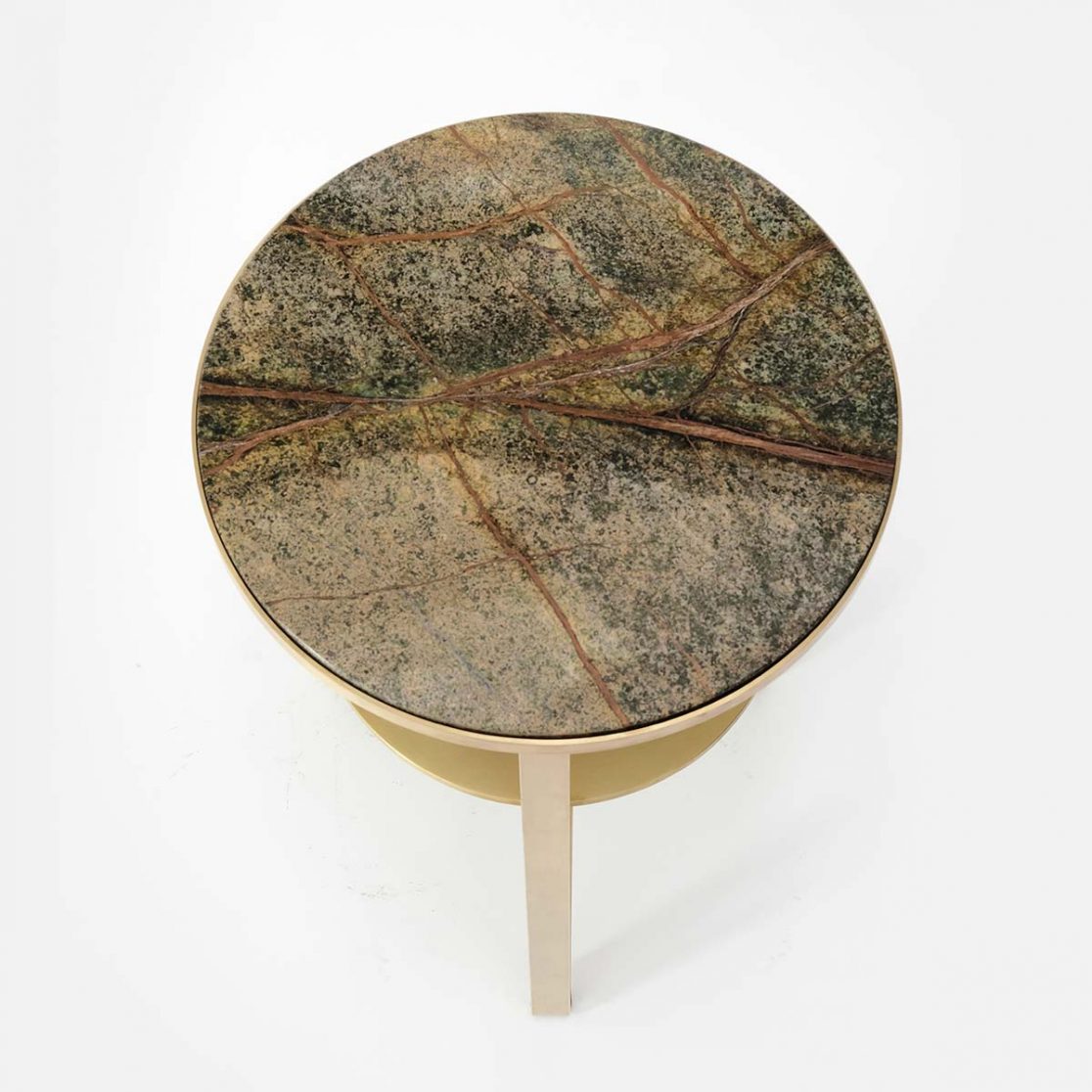 Detail der Natursteinplatte von Beistelltisch Charles