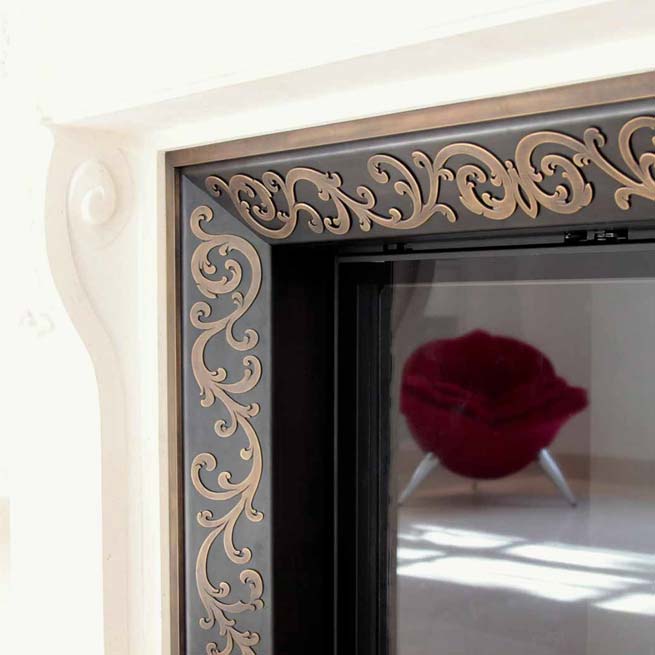 Kaminverkleidung mit Applikationen aus Bronze