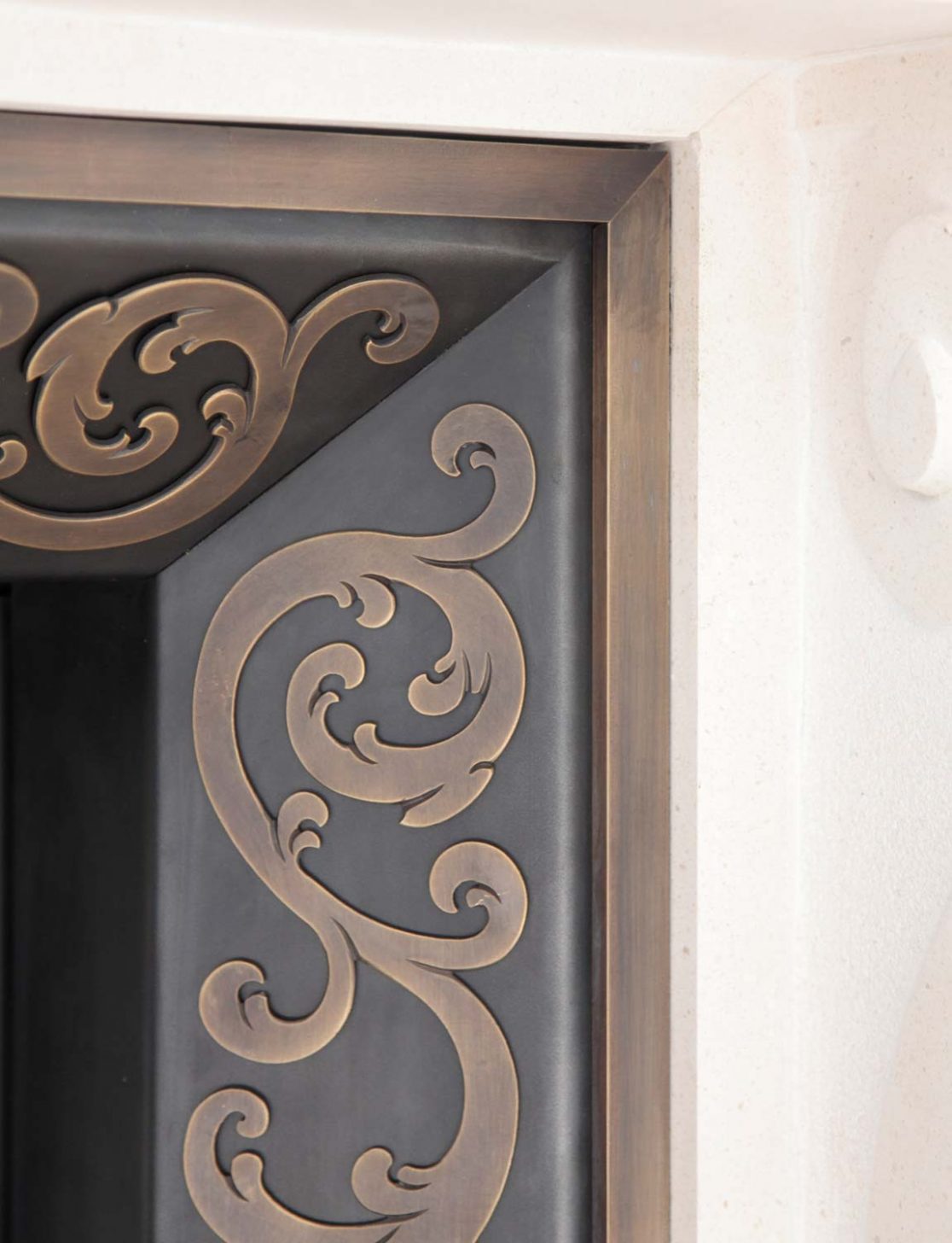 Florale Applikationen aus Bronze auf Kaminverkleidung