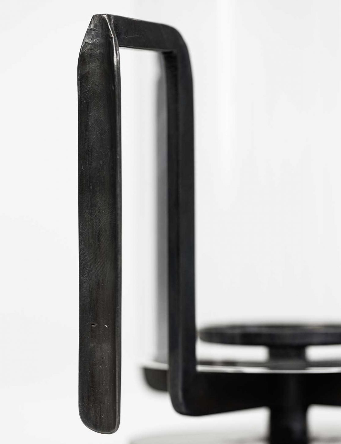 Detail geschmiedeter Griff von Windlicht aus Bronze