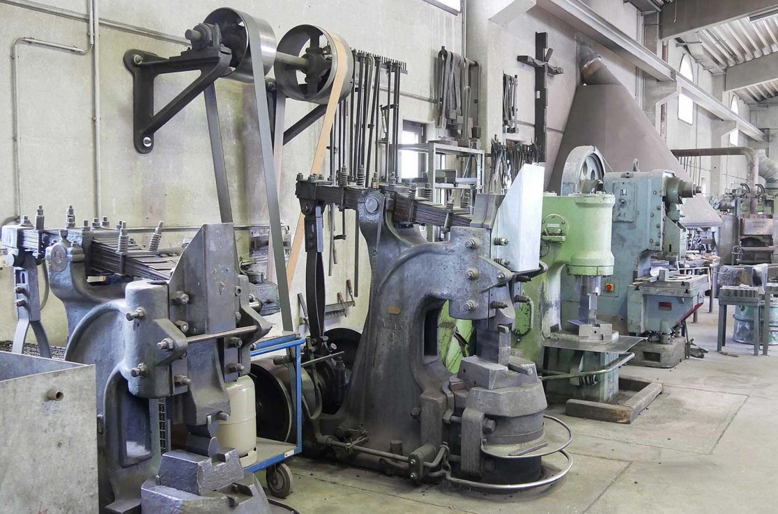 Verschiedene Maschinen zur Metallverarbeitung