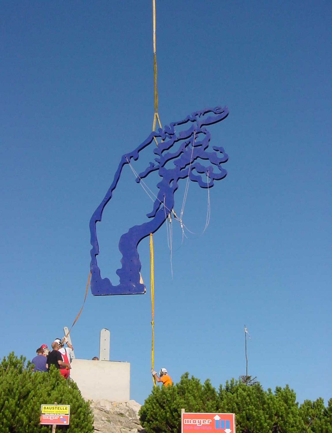 Montage der Stahlskulptur Adams Hand