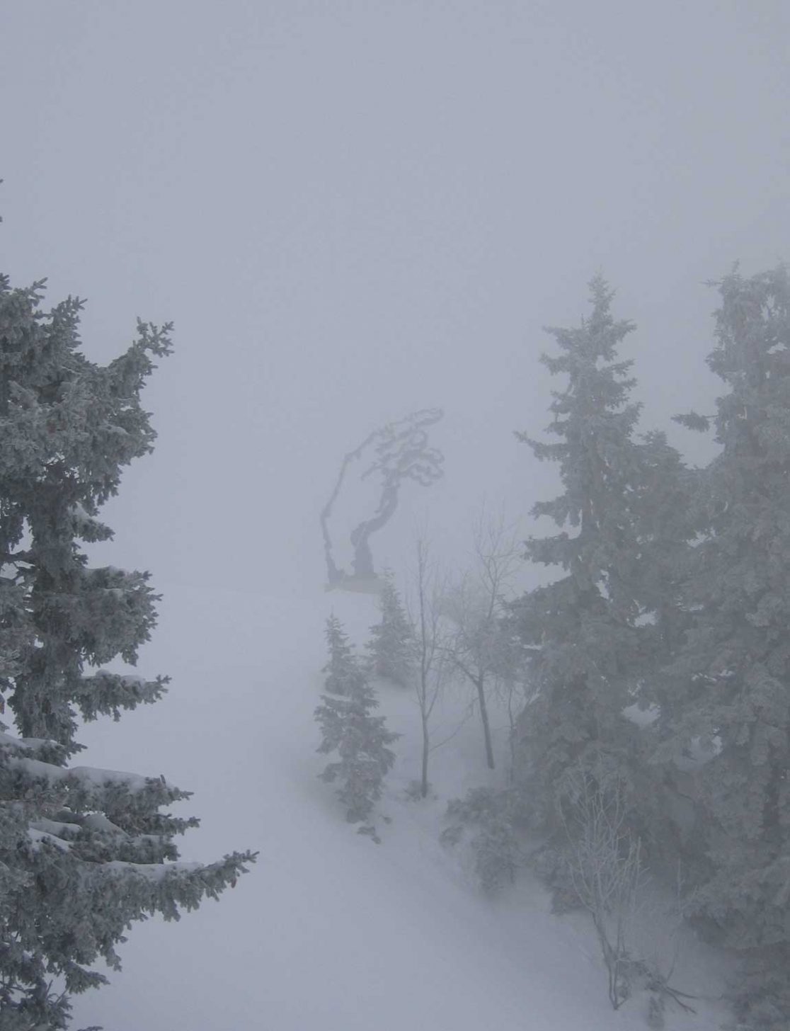 Stahlskulptur Adams Hand im Winter
