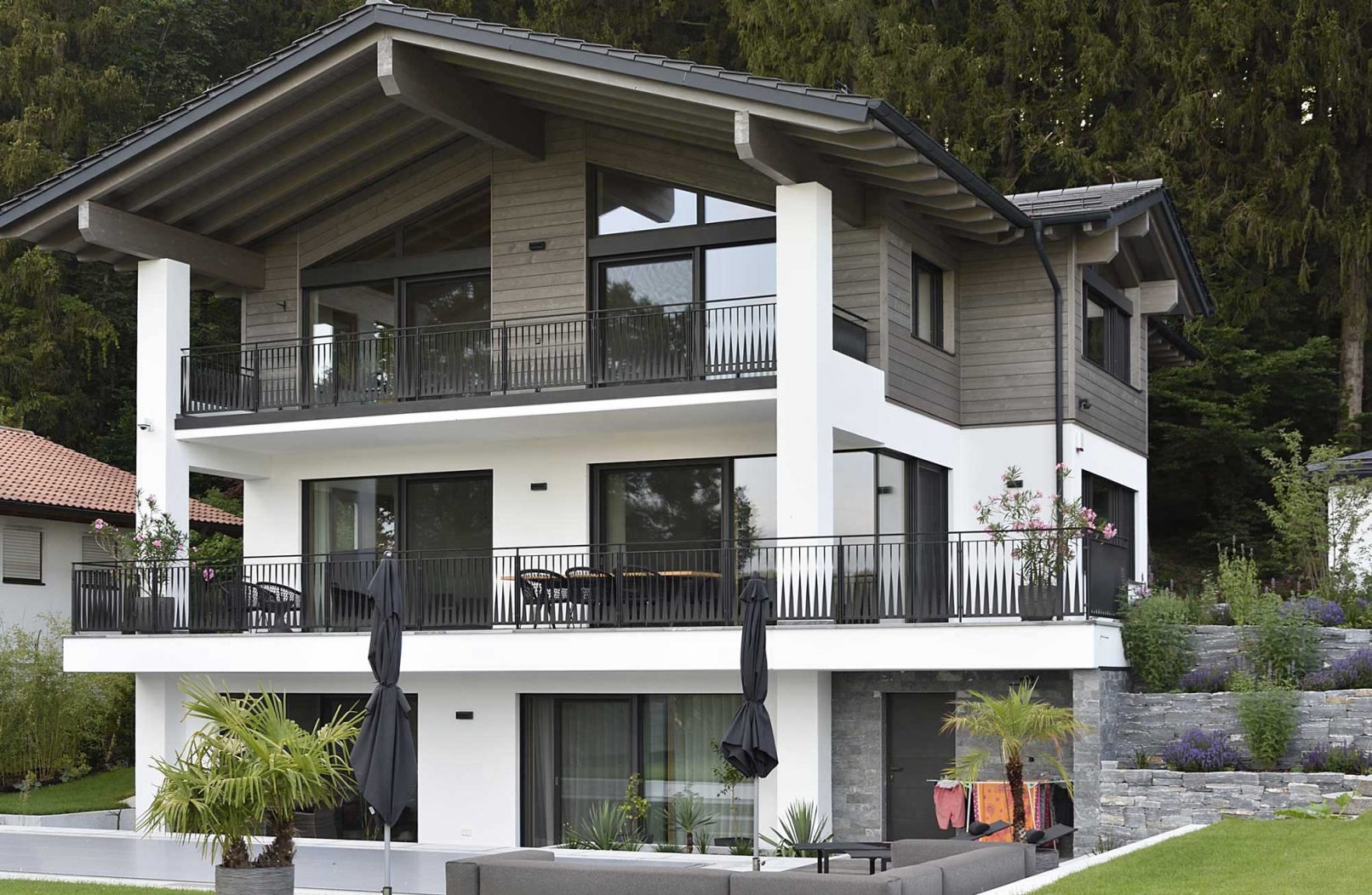 Beide Etagen des Balkongeländer mit geschmiedeten Streben