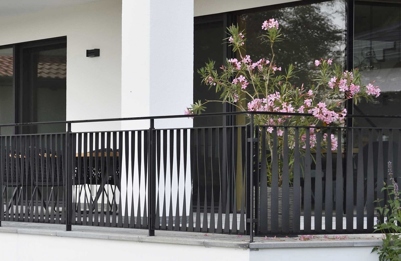 Detailansicht von Balkon mit geschmiedeten Streben