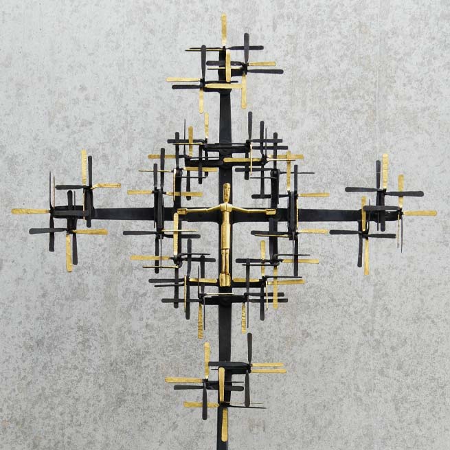 Zeitgenössisches Grabkreuz mit Kreuzblüten aus Bronze geschmiedet.