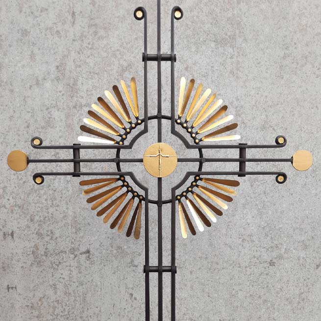 Zeitgenössisches Grabkreuz geschmiedet mit Lichtkreuz