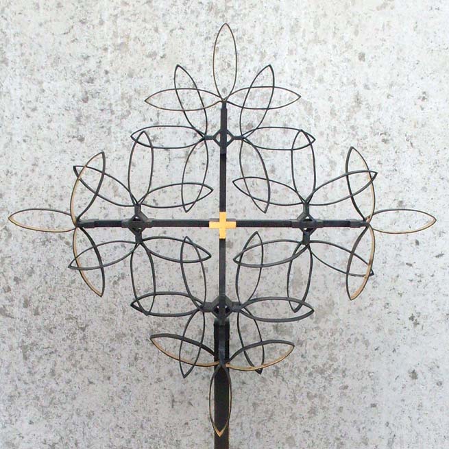 Zeitgenössisches Grabkreuz mit Lilienornamenten