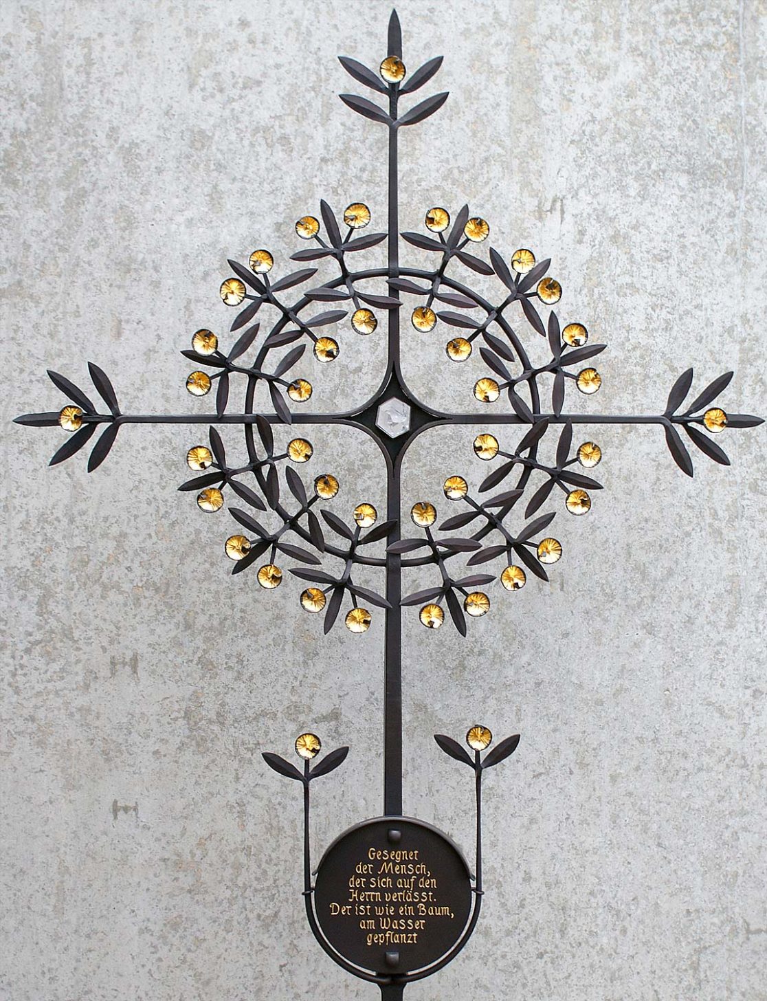 Zeitgenössisches Grabkreuz mit Blüten und Blättern aus Bronze geschmiedet