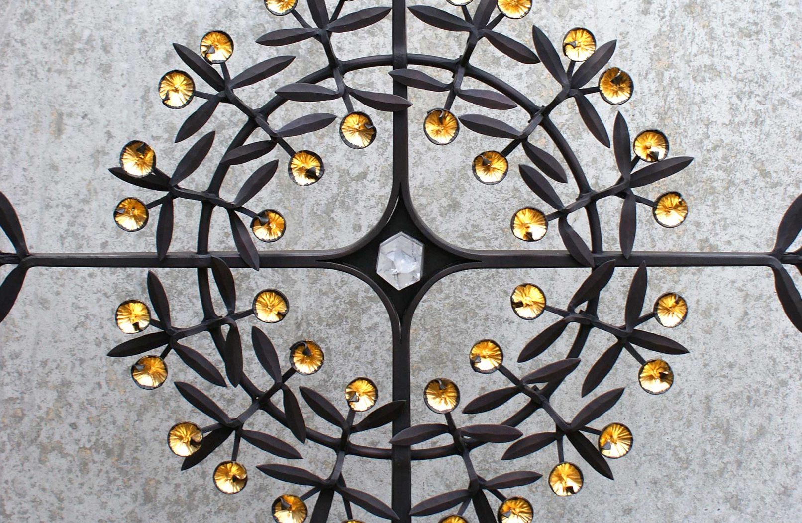 Zeitgenössisches Grabkreuz mit Blüten und Blättern der Kunstschmiede Bergmeister