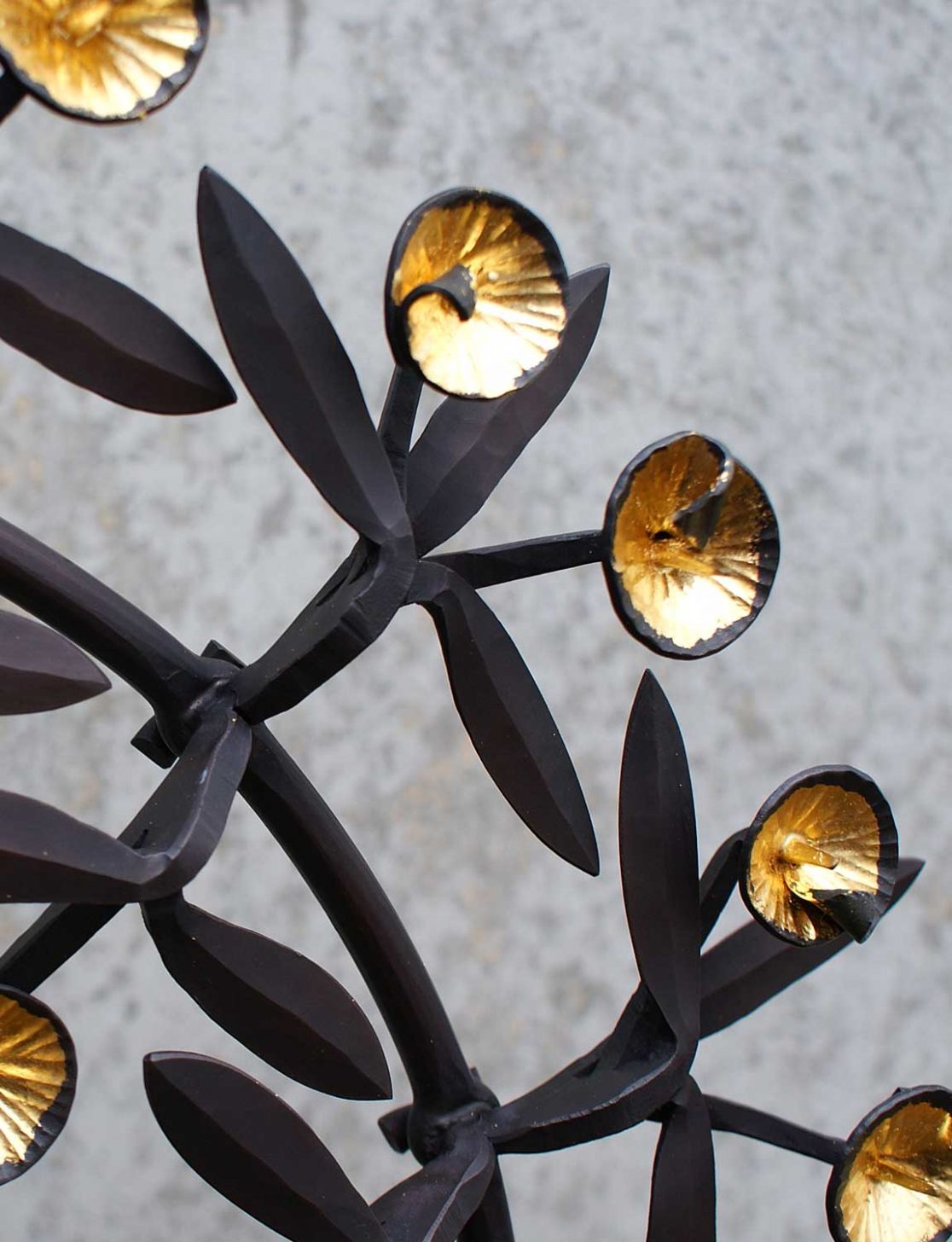 Detail der Blüten und Blätter des geschmiedeten Grabkreuzes