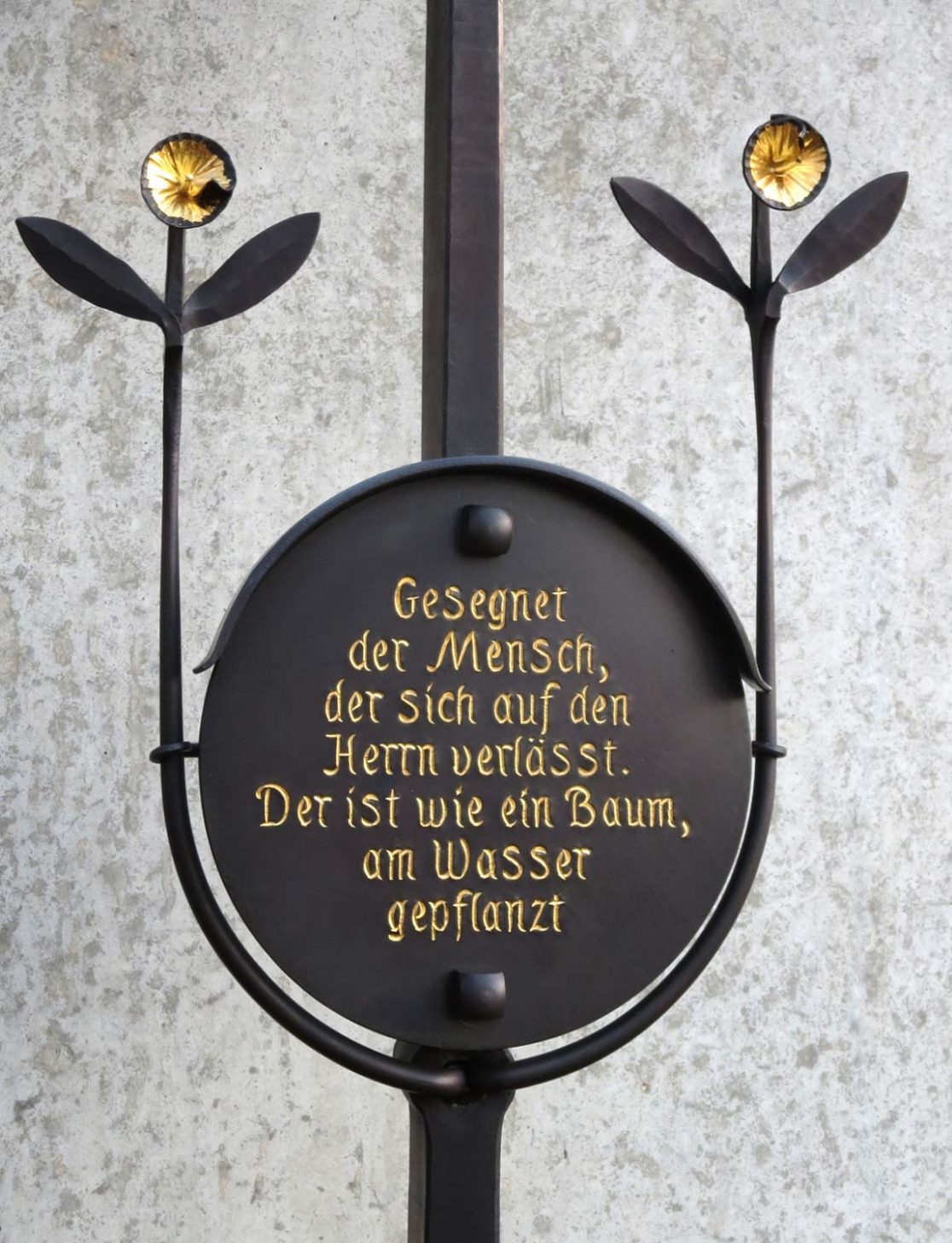 Zeitgenössisches Grabkreuz mit Blüten und Blättern - Detail der Schriftplatte
