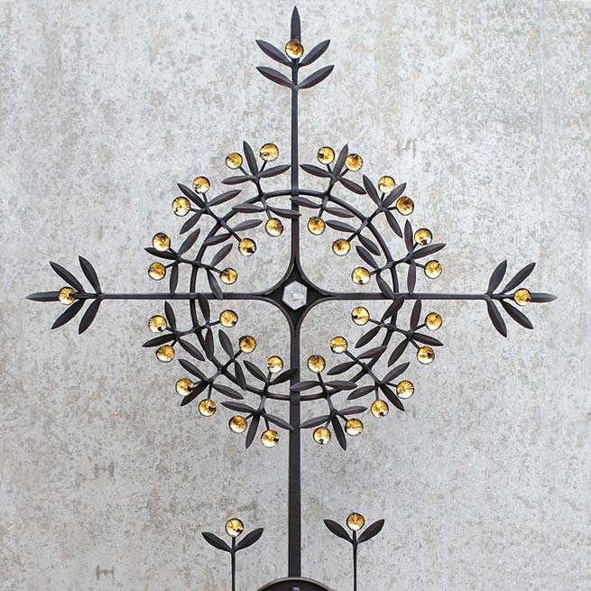 Zeitgenössisches Grabkreuz mit Blüten und Bergkristall