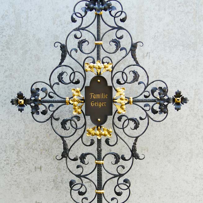 Grabkreuz mit reichem Rankwerk - Vorschau