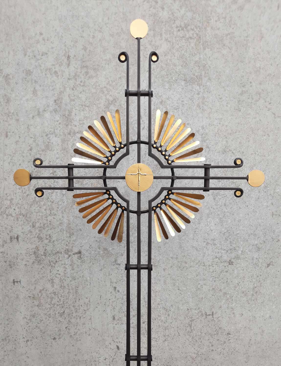 Gesamtansicht zeitgenössisches Grabkreuz mit Lichtkreuz