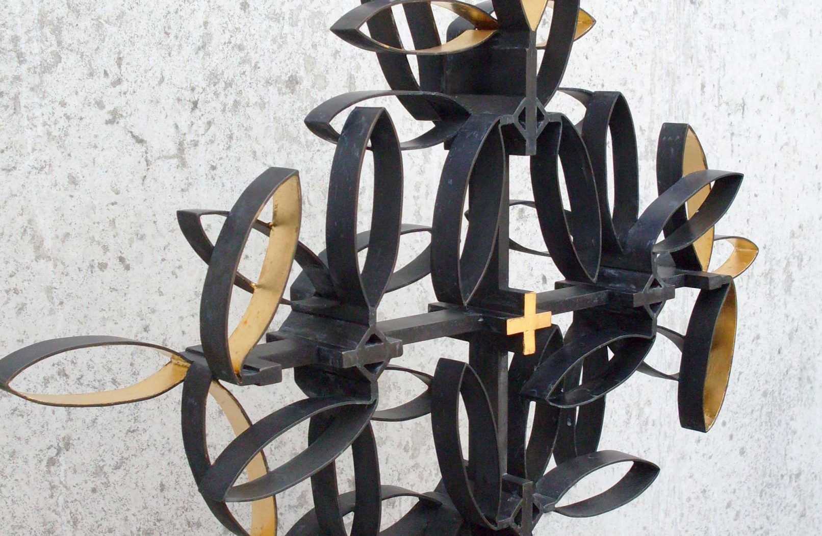 Zeitgenössisches Grabkreuz mit Lilienornamenten: Detail der teilweisen Blattvergoldung