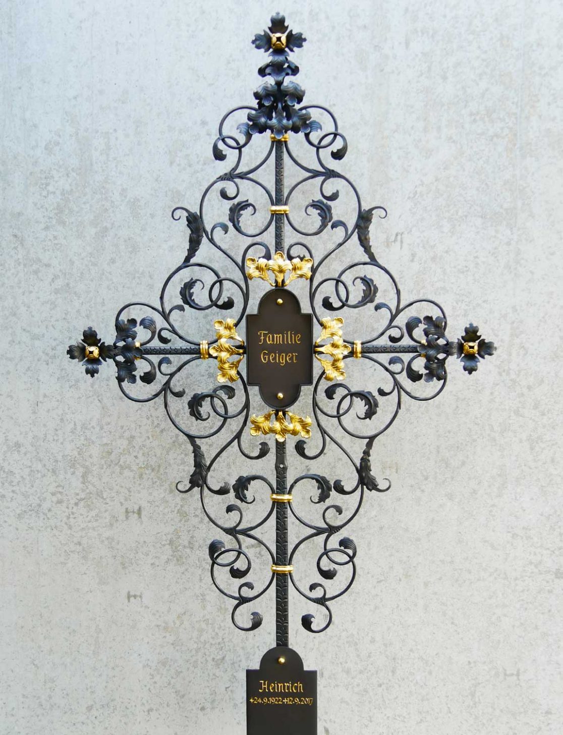 Grabkreuz mit reichem Rankenwerk - dunkel patiniert und teilweise blattvergoldet